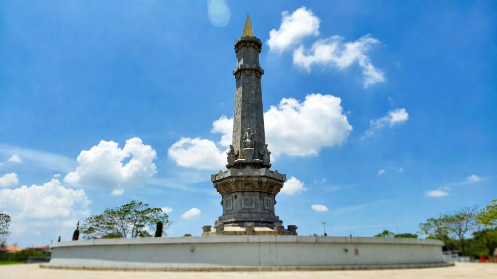 Landmark Tugu Pahlawan Surabaya di bawah langit biru
