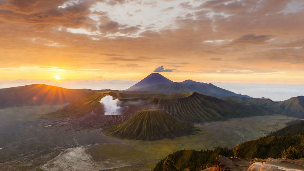 Pemandangan matahari terbit di Gunung Bromo dengan latar belakang Gunung Semeru