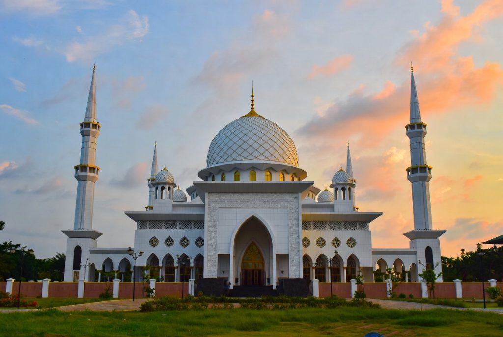 Pemandangan Masjid Raya Baiturrahman Banda Aceh yang megah di sore hari