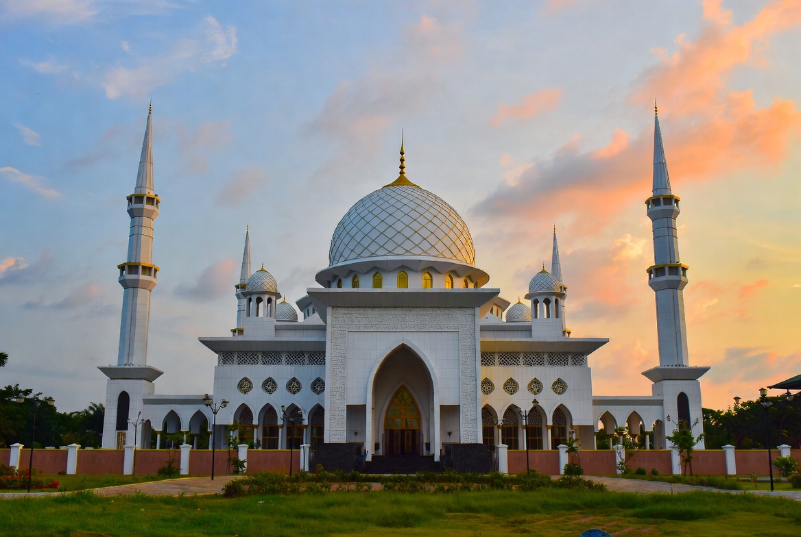 Pemandangan Masjid Raya Baiturrahman Banda Aceh yang megah di sore hari