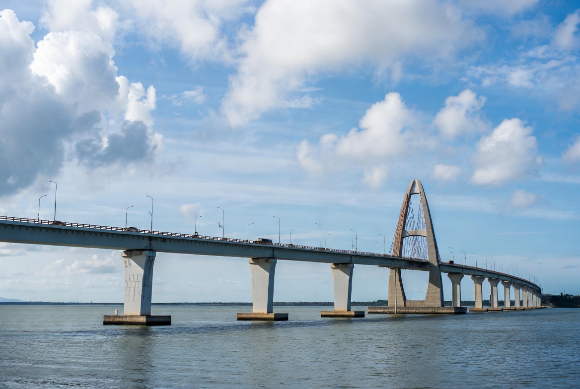Pemandangan ikonik Jembatan Suramadu saat travel ke Surabaya